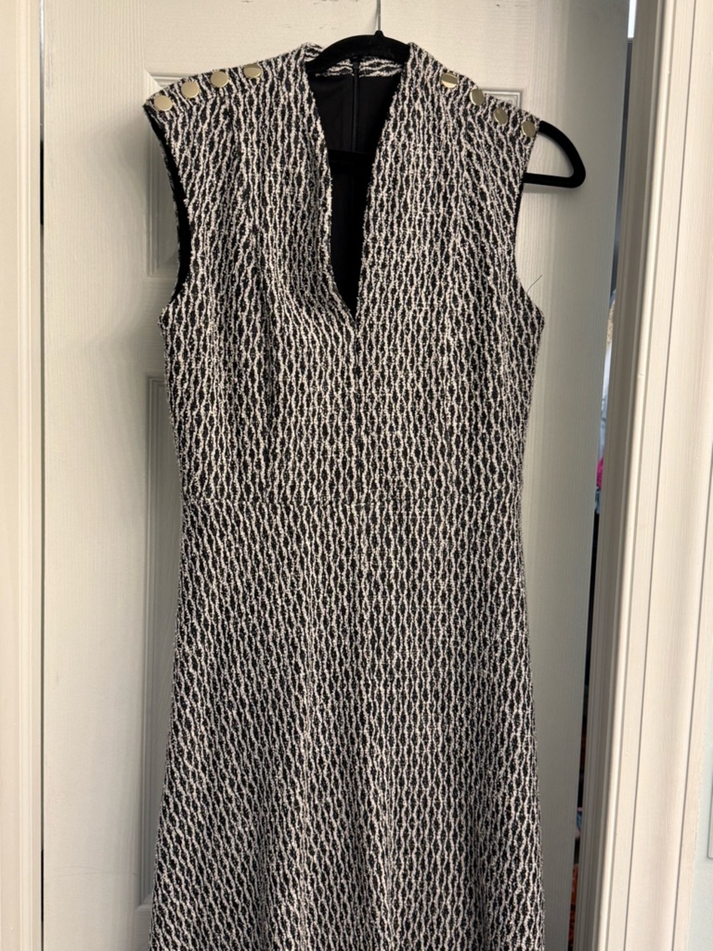 Sleeveless Black and White Patterned Dress with V-Neck